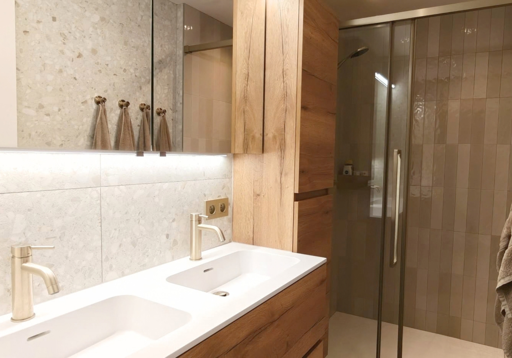 Kleine badkamer volledig gerenoveerd — na renovatie