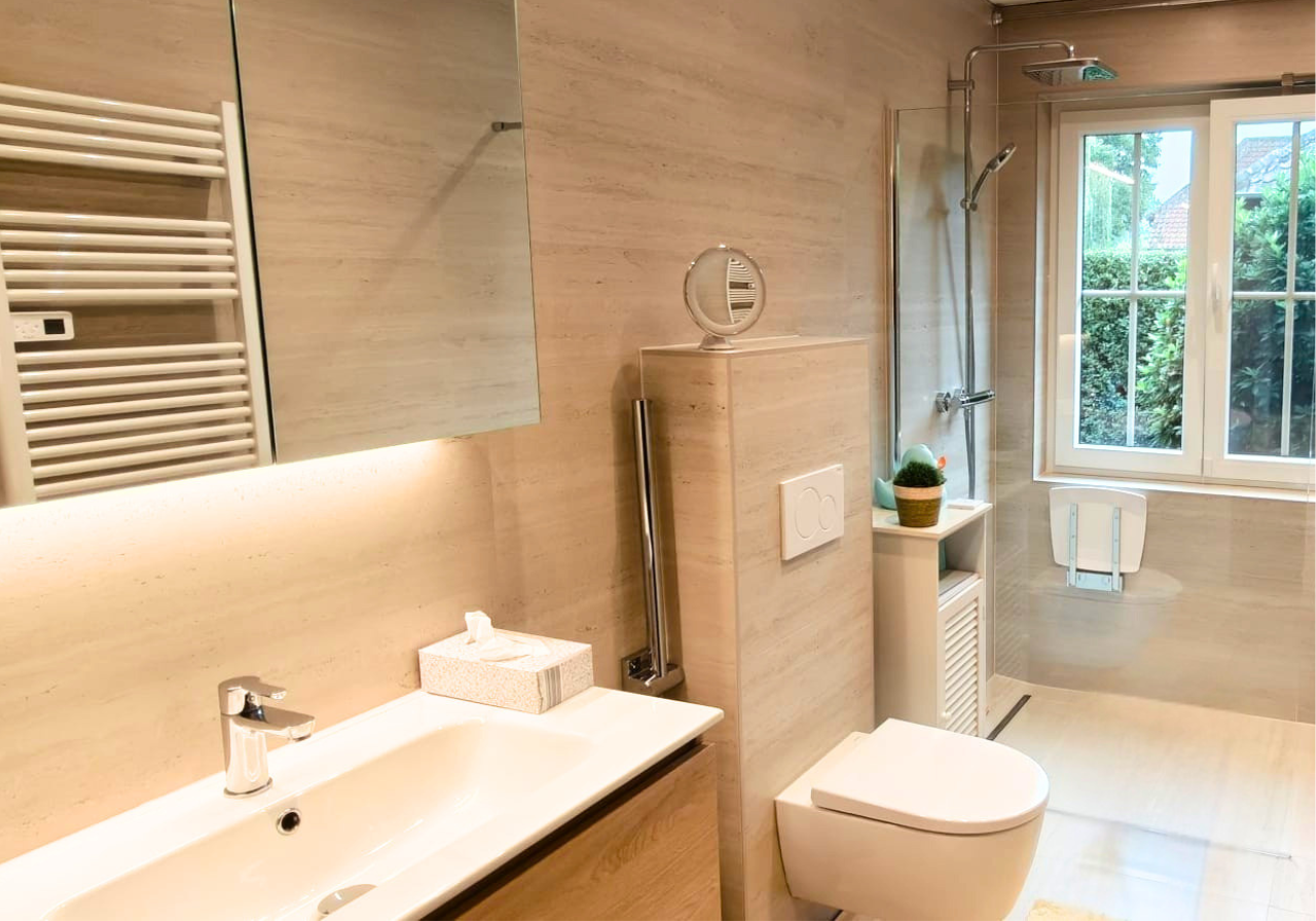 Badkamer met inloopdouche gerenoveerd — na renovatie