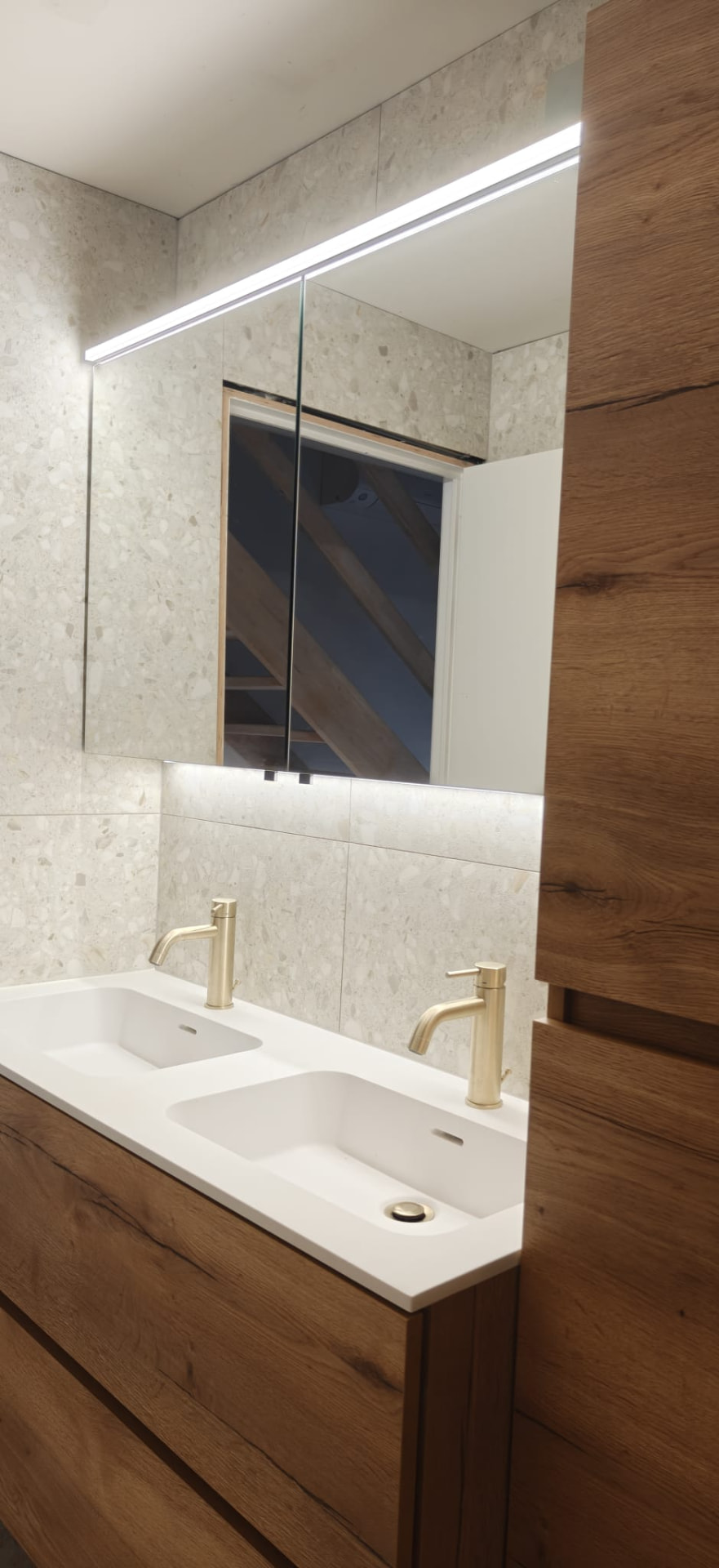 Gerenoveerde badkamer in Mechelen met houten dubbel wastafelmeubel